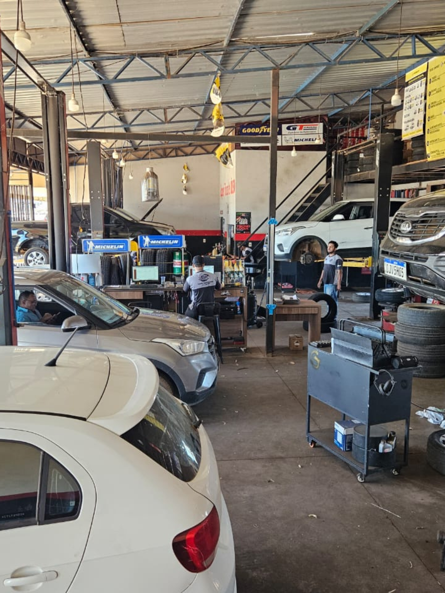 Mecânico realizando troca de óleo em oficina Pit Stop Automotivo em Palmas TO